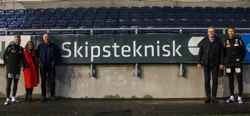 Skipsteknisk øker sitt engasjement som strekker seg over tre år. Fra venstre: kaptein Fredrik Carlsen #8, partneransvarlig AaFK Sarah Isabella Aarøe, salgsansvarlig, offshorefartøy, Bjørn-Oscar Kløvning, administrerende direktør Hans-Ove Holmøy og superspiss Holmbert Frodjonsson #10.