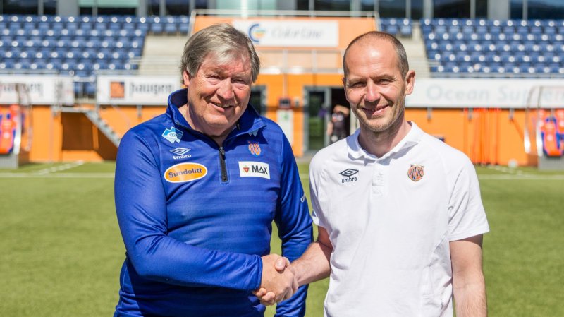 Reidar Vågnes er tilbake i AaFK. Han var her for 40 år siden også, som spiller, låtskriver og sanger. Her med sportssjef Bjørn Erik Melland. Foto: Srdan Mudrinic.