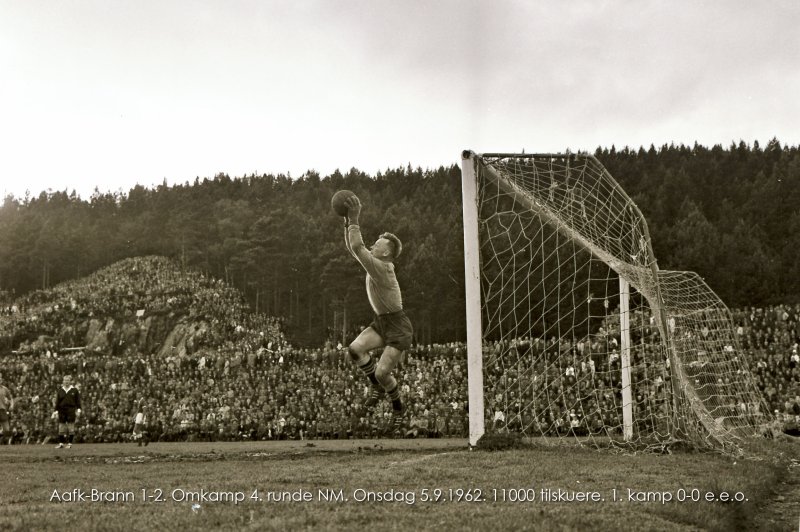 Einar Aas i aksjon på Aksla stadion 5. september 1962. Resultat ble 0-0 e.e.o på Brann stadion i 4. runde av cupen. Omkampen på Aksla Stadion endte 1-2 foran 11.000 tilskuere.