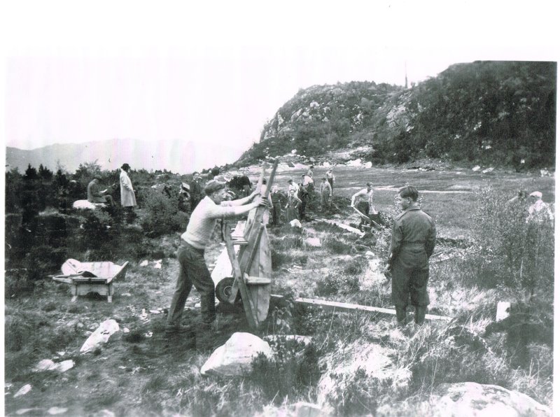 Dugnadsarbeid på Torvlømyra, populært kalt Kråmyra, i 1950. Foto: Per Anker Eriksen.