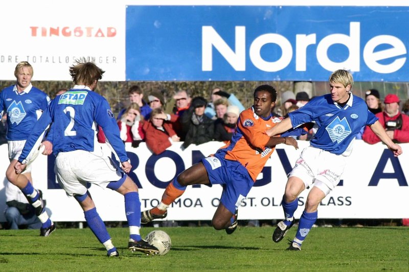 Paulo Dos Santos i duell med Magnus Kihlberg under Tippeliga-kampen mellom Aalesund og Molde i 2003. Kampen trakk cirka 11.000 tilskuere til "Myra" og endte 1-1. Foto: Svein-Aare Tollås / NTB Scanpix.