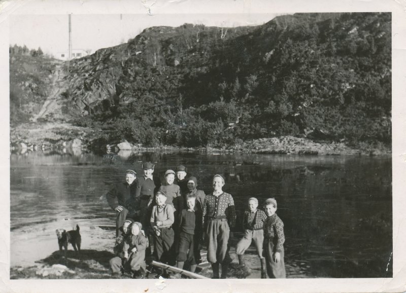 Islagt Kråmyra omkring 1949/1950. Bildet er tatt av Rolf Aakvik, og oversendt oss fra sønnen Jan Aakvik i IKAMR (InterKommunalt Arkiv i Møre og Romsdal). Bak fra venstre: Kåre Myrseth, Sigurd Tafjord, Pål Nålsund, Oddvar Stokkeland og Asbjørn Krogen. Rekken foran: Svein Tømmerdal, ukjent, Martin Pedersen, Nils Larsen og Paul Nålsund. De to foran er Kjell og Anne-Lise Strand. Hunden på bildet heter Roggi, og var eid av Kåre Myrseth.