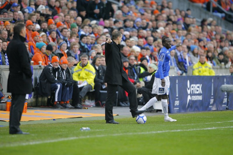 Kjetil Rekdal under cupfinalen i fotball for menn mellom Molde og Aalesund på Ullevaal Stadion. Kjell Jonevret til venstre i bildet. Foto: Svein Ove Ekornesvåg / Scanpix