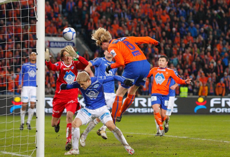 Tor Hogne Aarøy header inn 2-2 i duell med Kristoffer Paulsen Vatshaug og keeper Knut Dørum Lillebakk. Foto: Svein Ove Ekornesvåg / Scanpix