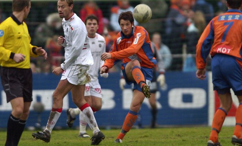 AaFK møtte Bryne på Kråmyra i 2003. Frode Fagermo med langskudd i en kamp vi vant 2-0. Foto: Svein-Are Tollås