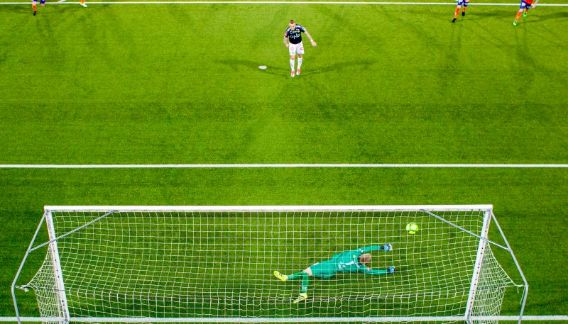 Andreas Lie redder straffesparket fra Marcus Pedersen. Foto: NTB scanpix