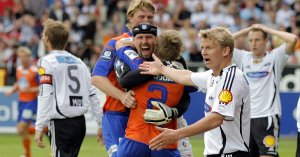 Adin Brown jubler etter scoring på Lerkendal. Steffen Iversen og Rosenborg fortviler. Foto: S. O. Ekornesvåg/NTB Scanpix