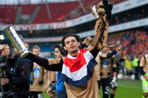 OSLO 11.06.2011. Aalesunds Michael Barrantes løfter pokalene foran supporterne etter cupfinalen i fotball for menn mellom Brann og Aalesund på Ullevaal Stadion i Oslo. Foto: Svein Ove Ekornesvåg / NTB