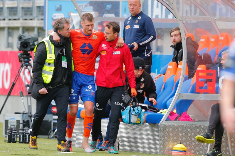 Ålesund 20200913. Aalesunds Hólmbert Fridjónsson ut med skade i eliteseriekampen i fotball mellom Aalesund og Sarpsborg 08 på Color Line Stadion.Foto: Svein Ove Ekornesvåg / NTB scanpix