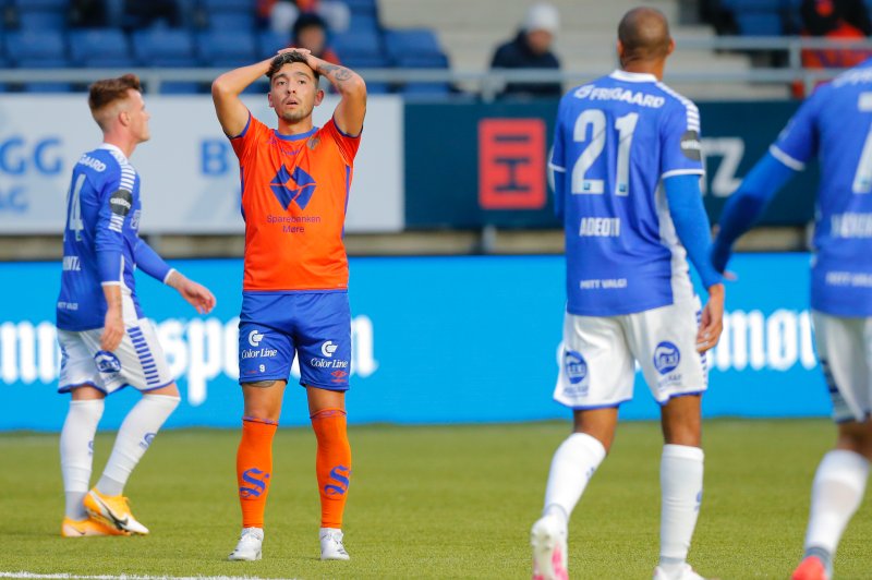 Ålesund 20200913. Aalesunds Niklas Castro etter å ha misbrukt en stor sjanse i eliteseriekampen i fotball mellom Aalesund og Sarpsborg 08 på Color Line Stadion.Foto: Svein Ove Ekornesvåg / NTB scanpix