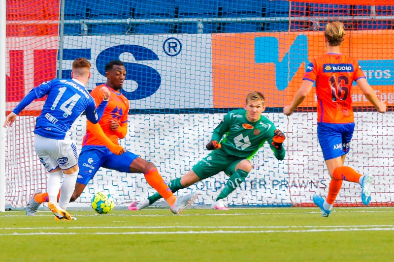 Ålesund 20200913. Sarpsborg 08s Tobias Heintz (tv) setter 0-1 forbi keeper Andreas Lie i duell med Ben Karamoko i eliteseriekampen i fotball mellom Aalesund og Sarpsborg 08 på Color Line Stadion. Jørgen Hatlehol th.Foto: Svein Ove Ekornesvåg / NTB scanpix