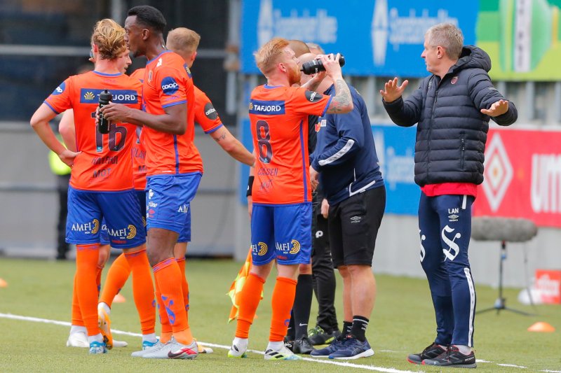 Ålesund 20200913. Aalesunds trener Lars Arne Nilsen gir instrukser i eliteseriekampen i fotball mellom Aalesund og Sarpsborg 08 på Color Line Stadion.Foto: Svein Ove Ekornesvåg / NTB scanpix