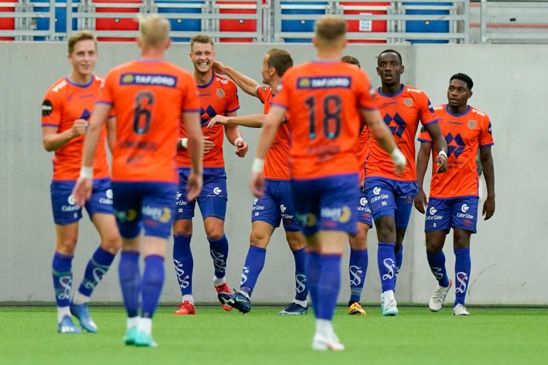 Aalesund jubler etter scoring av Hólmbert Fridjónsson under eliteseriekampen i fotball mellom Vålerenga og Aalesund på Intility Arena i Oslo lørdag.Foto: Fredrik Hagen / NTB scanpix