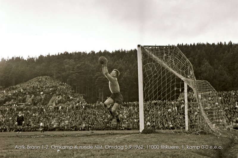 Einar Aas i aksjon mot Brann 5. september 1962.