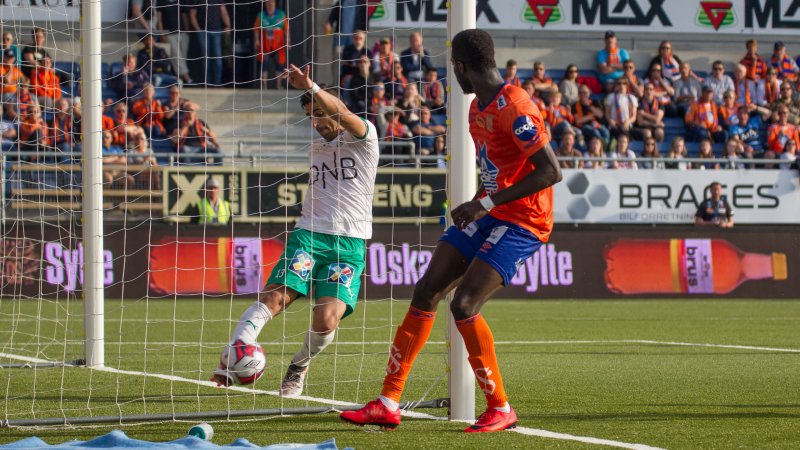 Her har Pape Habib Gueye nettopp redusert til 1-2. Foto: Srdan Mudrinic