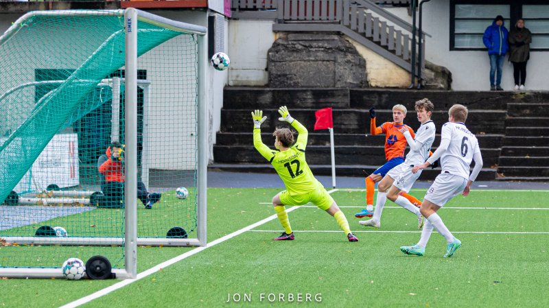 Tobias Karlsbakk med 3-1-målet! Foto: Jon Forberg