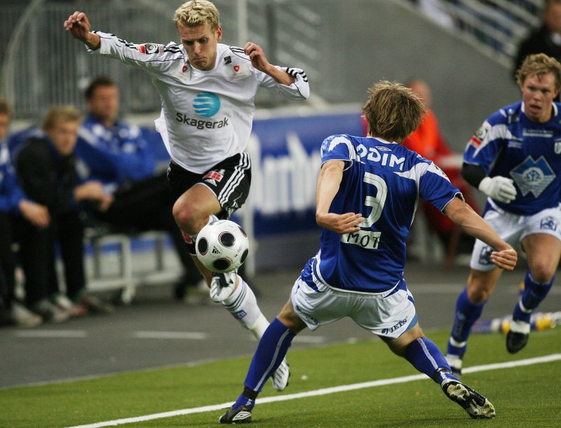 Odd Grenlands Steffen Hagen forserer forbi Hødds Oddbjørn Lie (3) under førstedivisjonskampen i fotball mellom Odd Grenland og Hødd på Skagerak arena i Skien I 2008. Foto: Birte Ulveseth / SCANPIX