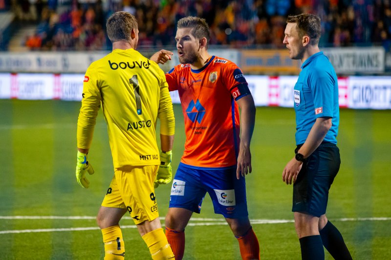 Vikings keeper Iven Austbø (t.v.), Oddbjørn Lie og dommer Kai Erik Steen under straffesparkskonkurransen i cupkampen i fotball mellom Aalesund og Viking på Color Line Stadion. Foto: Svein Ove Ekornesvåg / NTB scanpix