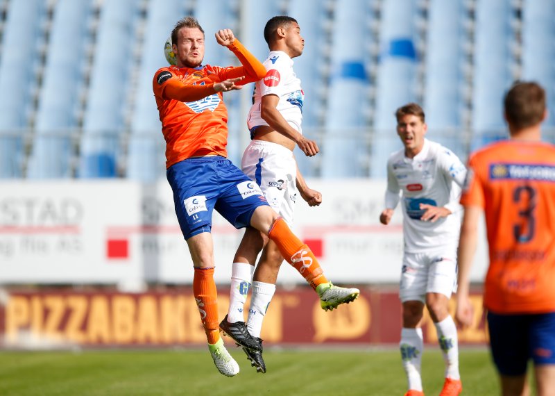 Aron Elís Thrándarson i duell med Haugesunds Bruno Leite. Foto: NTB Scanpix