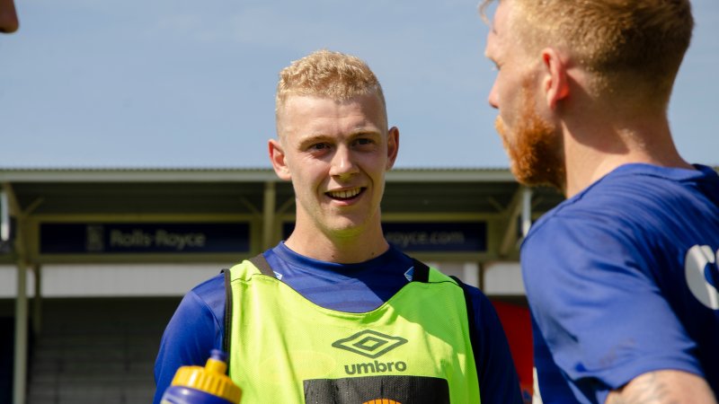 Henrik Bjørdal var onsdag tilbake i AaFK-tøy. Besøket var av det korte slaget. Valderøyingen reiser i dag på samling med U21-landslaget.