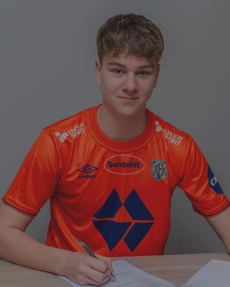 Sander signerer sin første proffkontrakt. Foto: AaFK