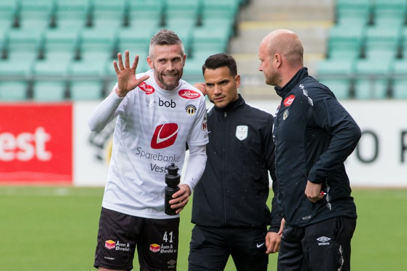 Marius Lenni Bøe (til høyre) har lang erfaring fra blant annet Sogndal. Her i diskusjon med Kjetil Wæhler. Foto: Christian Blom / NTB