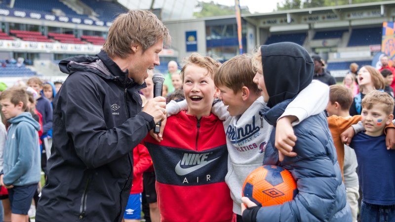 Klubblegenden Amund Skiri fikk med seg alle til å synge Hymnen før hjemreise. Foto: Srdan Mudrinic