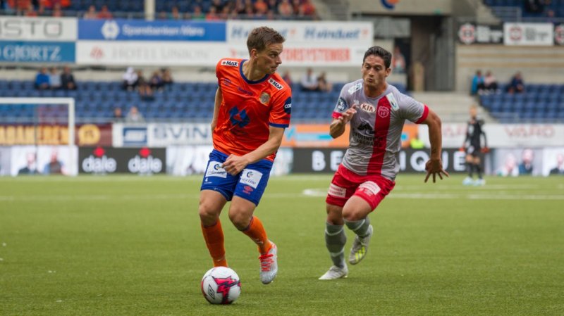 I 2019 slo vi Strømmen både borte og hjemme. Her fra kampen på Color Line Stadion, hvor Kjell Rune Sellin jager Jonas Grønner. Foto. Srdan Mudrinic.