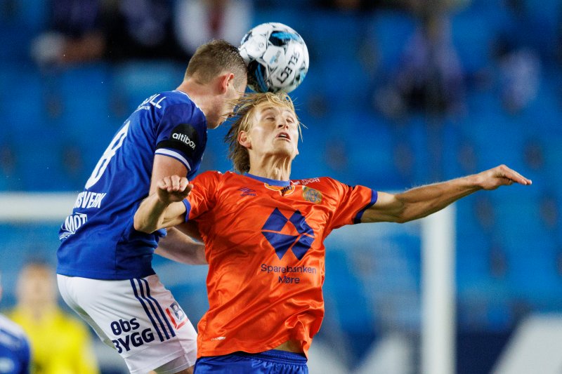 Molde 20220918. Moldes Sivert Mannsverk (tv) og Erlend Segberg under eliteseriekampen i fotball mellom Molde og Aalesund på Aker Stadion.Foto: Svein Ove Ekornesvåg / NTB