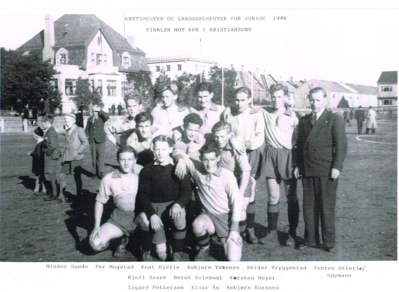 Krets- og landsdelmester for junior 1946. Finalen mot KFK i Kristiansund. Foran fra venstre: Sigurd Pettersen, Einar Aas, Asbjørn KorsnesI midten fra venstre: Kjell Saure, Bernt Sulebust, Karsten MeyerBak fra venstre: Mindor Sunde, Per Mogstad, Knut Hjelle, Asbjørn Ystenes, Reidar Tryggestad, Sverre Otterlei (oppmann)