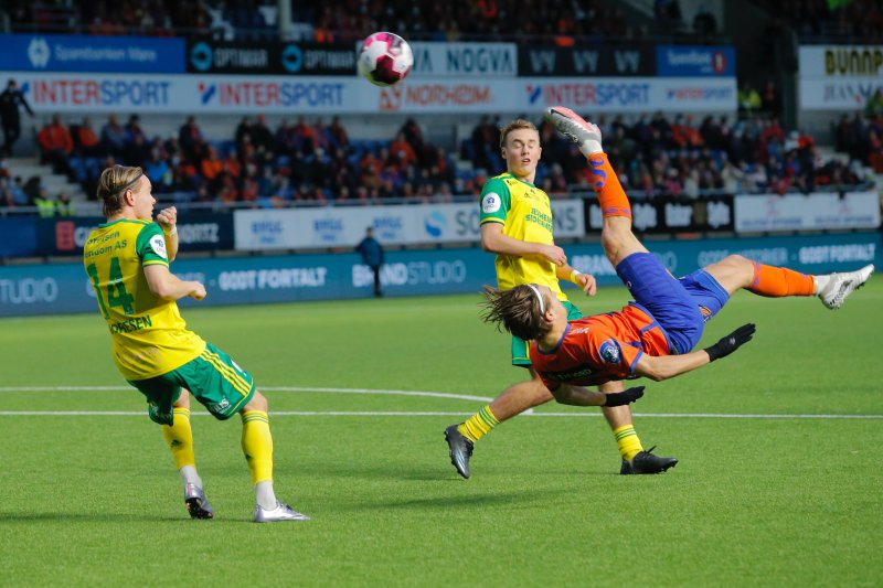 Ålesund 20211120. Aalesunds Sigurd Haugen med akrobatisk avslutning i OBOS-ligakampen i fotball mellom Aalesund og Ull/Kisa på Color Line Stadion.Foto: Svein Ove Ekornesvåg / NTB