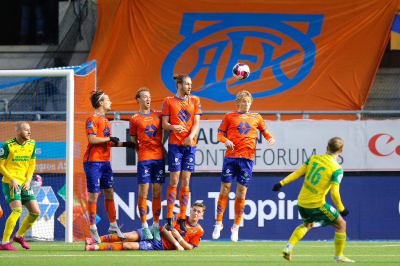 Ålesund 20211120. Ull/Kisas Henrik Kristiansen setter inn 0-1 i OBOS-ligakampen i fotball mellom Aalesund og Ull/Kisa på Color Line Stadion.Foto: Svein Ove Ekornesvåg / NTB