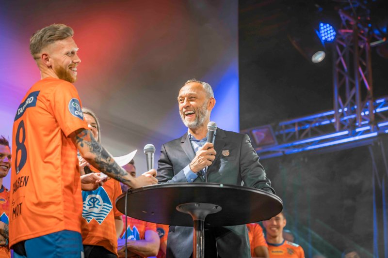 Fredrik Carlsen ble presentert som årets kaptein! Foto: Geir Bjørndal Srisoi