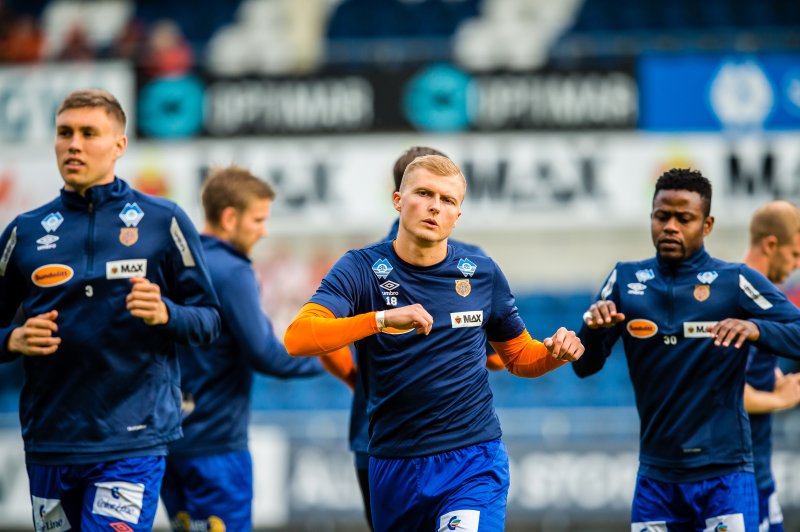 Daniel Leo Gretarsson, David Kristjan Olafsson og Izunna Uzochukwu i oppvarming før fjorårets kalasseier mot Molde. Foto: Bildbyrån.