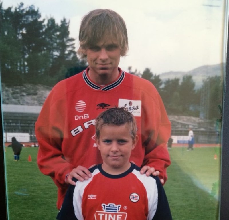 En ung Jonas sammen med Brann-legenden Erlend Hanstveit under en fotballskole. Foto: Privat.