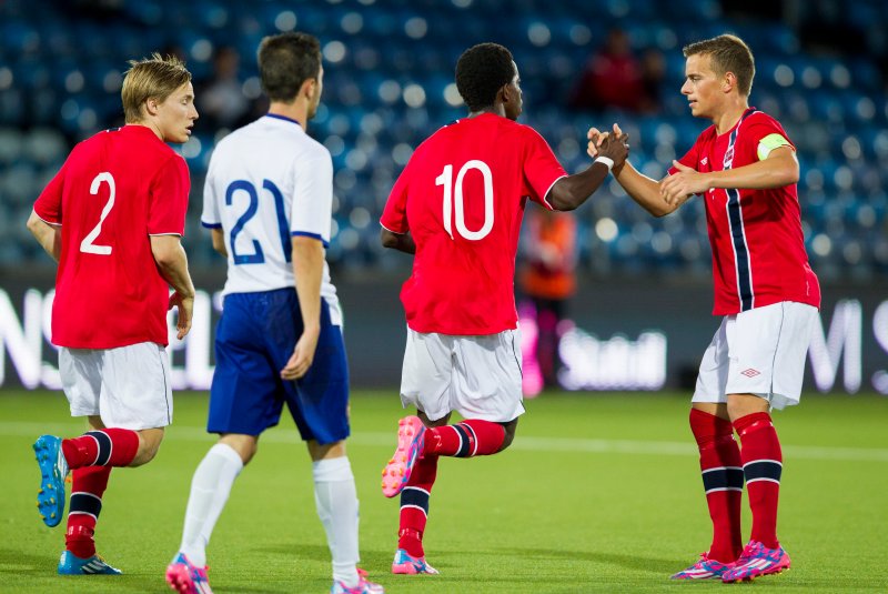 Mushaga Bakenga jubler sammen med Norge-kaptein Jonas Grønner (t.h.) og Jonas Svensson etter å ha scoret Norges mål under EM-kvalifiseringskampen i fotball for U21-landslag mellom Norge og Portugal på Marienlyst stadion. Kampen endte 1-2. Foto: Vegard Wivestad Grøtt / NTB scanpix