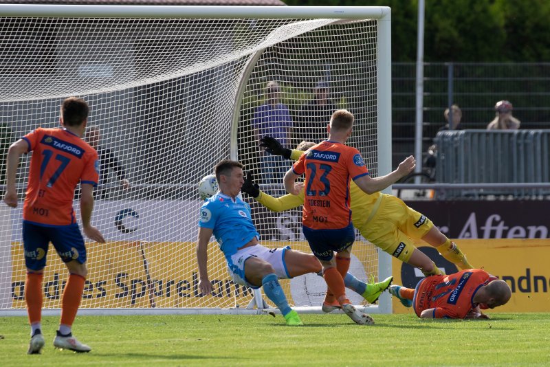 Torbjørn med 1-2-målet! Foto: Rune Eikeland