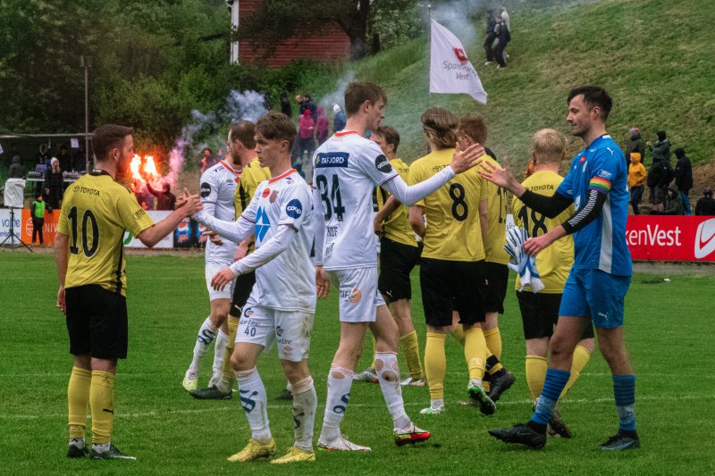 Aalesund, for anledningen i helhvitt, tok seg oppskriftsmessig videre i cupen. Foto: aafk.no