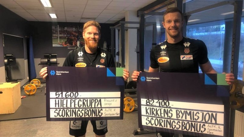 Fredrik Carlsen, Peter Orry Larsen og resten av spillergruppa valgte ut de to mottakerne av scoringsbonusen. 
