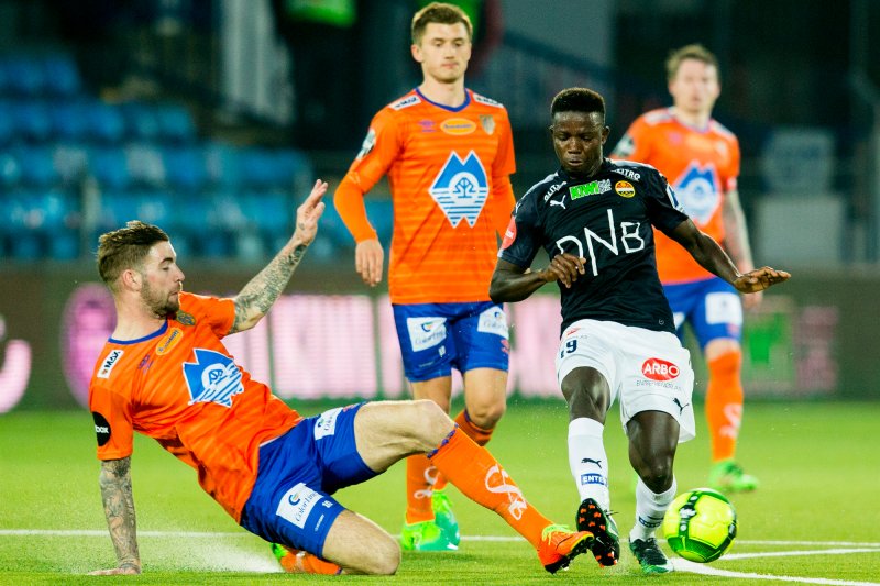 Lars Veldwijk i aksjon mot Francisco Junior tidligere i sesongen. Foto: NTB scanpix