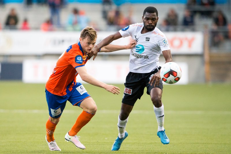 Adam Arnarson i aksjon mot Odd i 2016. Det endte 1-0 til AaFK. Foto: NTB Scanpix