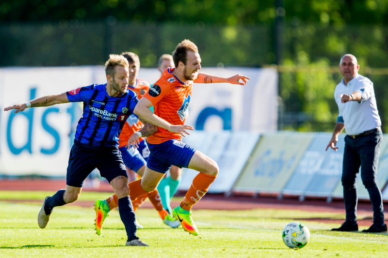 Tonny Brochmann og Aron Elis Thrandarson i aksjon under cupkampen i august. Foto: NTB Scanpix