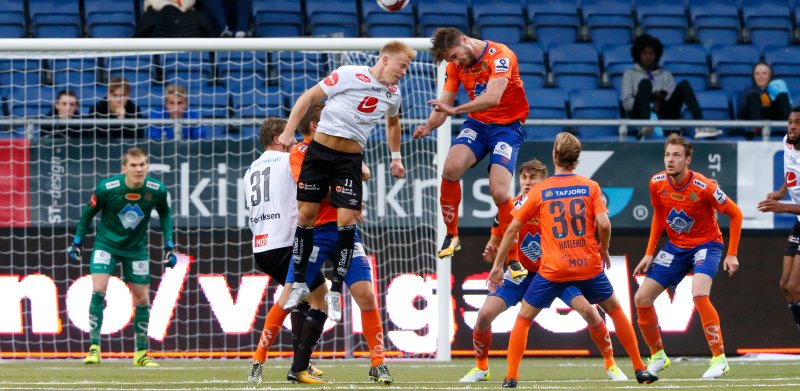 Tidligere AaFK-spiller Papazoglou i duell med en Sogndal-spiller. Foto: NTB Scanpiz