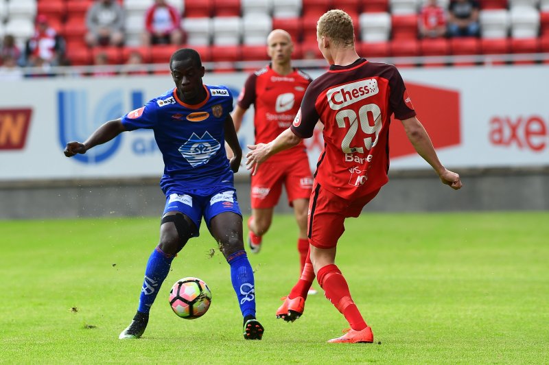 Edwin Gyasi mot Kristoffer Barmen i sesongens første oppgjør mellom lagene. Foto: NTB Scanpix