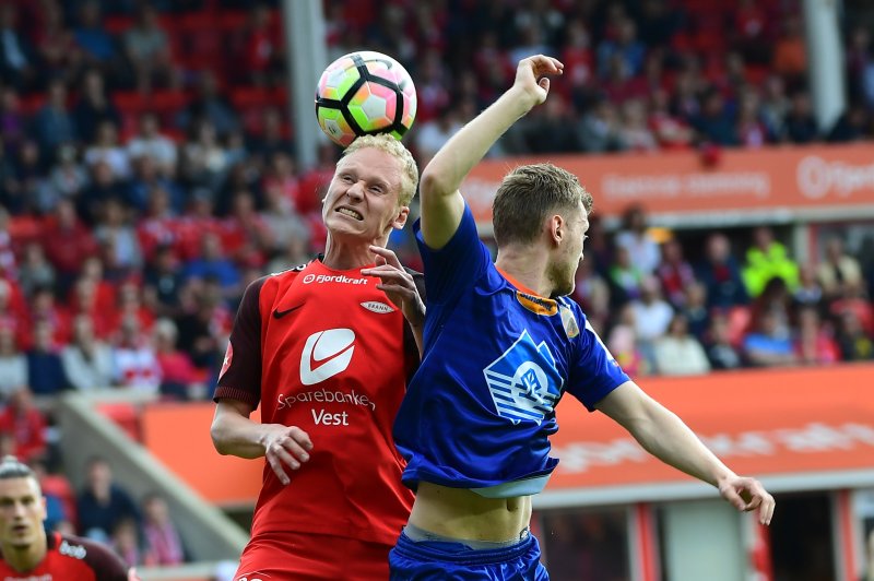 Arnarson og Barmen i duell fra 1-1 kampen tidligere i vår. Foto: NTB Scanpix