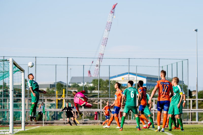 Alexander Dang redder ballen på streken i 2018-sesongen. : Vegard Wivestad Grøtt / BILDBYRÅN / kod VG / 170180