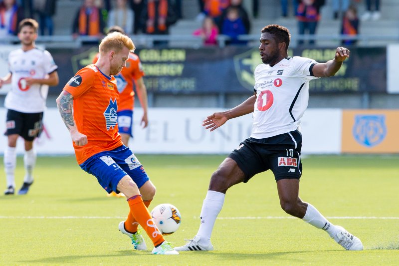 Fredrik Carlsen i duell mot Olivier Occéan sist lagene møttes. Foto: NTB scanpix