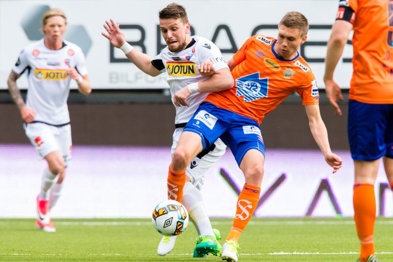 Daniel Leo Gretarsson og Sandefjords Flamur Kastrati i duell. Foto: NTB Scanpix