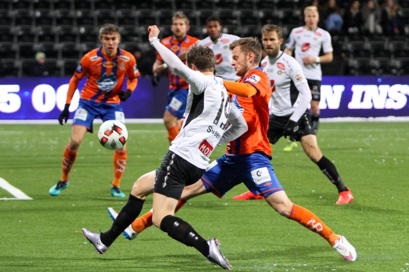 Arnarson i aksjon i Sogndal i 2016. AaFK vant 2-4. Foto: NTB Scanpix