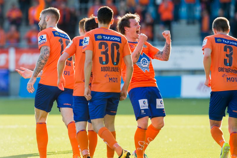 Bjørn Helge og resten av AaFK feirer 3-1 seier sist lagene møttes i april. Foto: NTB Scanpix